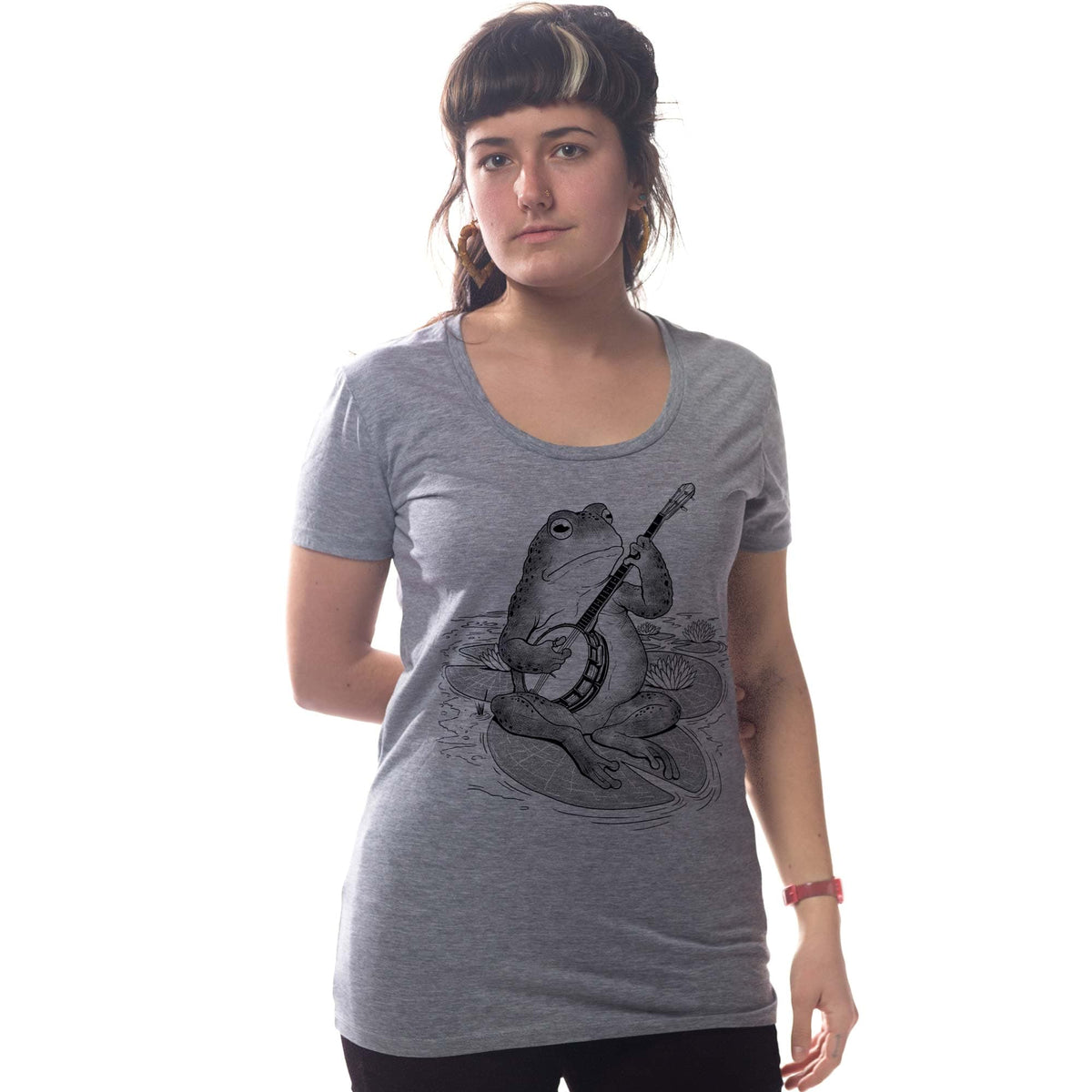 Women's Country Frog Designer Graphic T-Shirt | Vintage Banjo Lilypad Tee On Model | Solid Threads